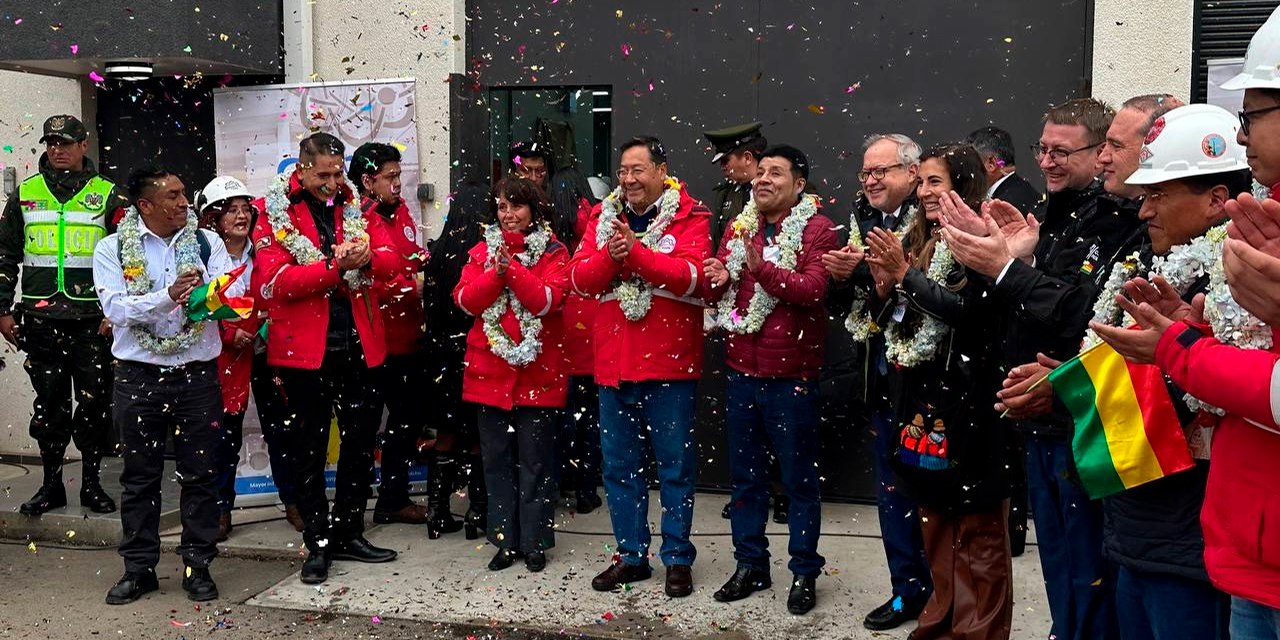 El presidente Luis Arce inauguró el Centro Multipropósito de Irradiación junto a otras autoridades. Foto: Embajada de Rusia