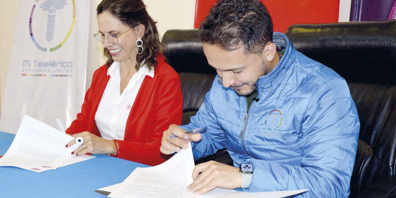 Los representantes de ambas entidades durante la firma del convenio.  | Foto: Mi Teleférico