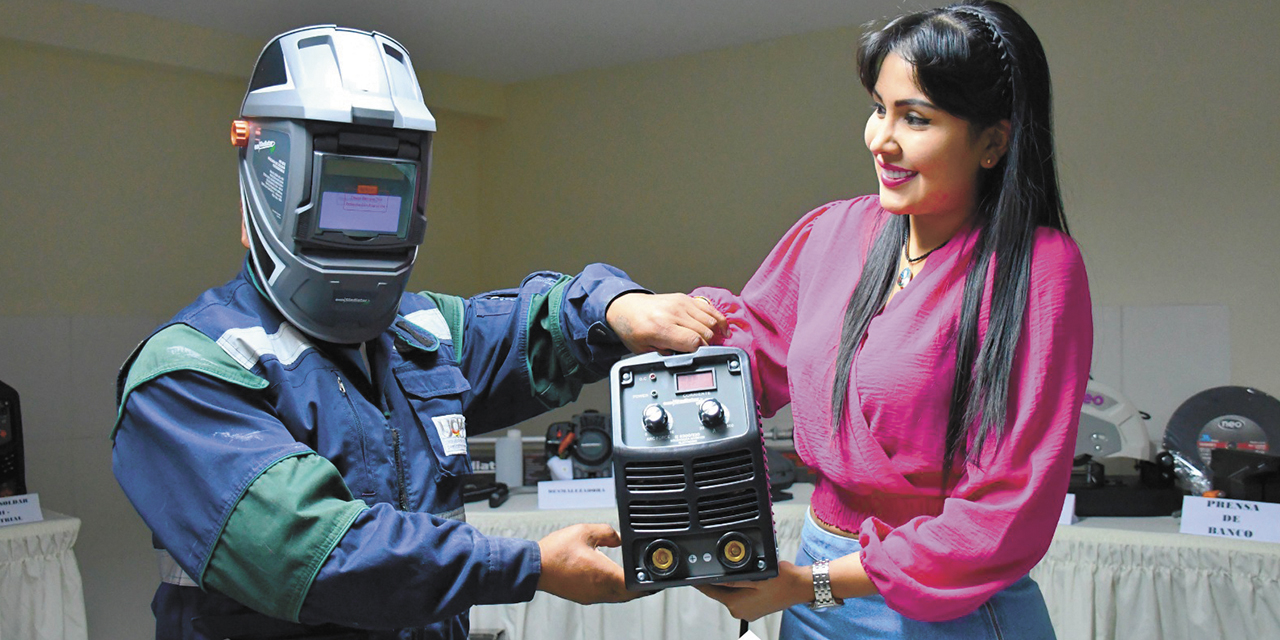 Entrega de equipos para los trabajos en el campo ferial de Bajo Següencoma. | Foto: UCPP