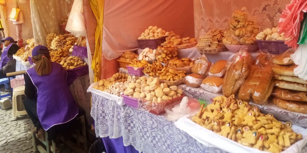 Feria de Todos Santos en el atrio de la Merced, La Paz. Foto: ABI