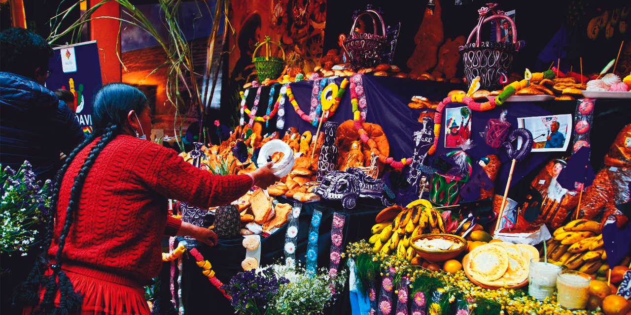 Fervorosos de sus tradiciones y creencias, los bolivianos ofrendaran mesas a sus difuntos. | Foto: Gustavo Ticona