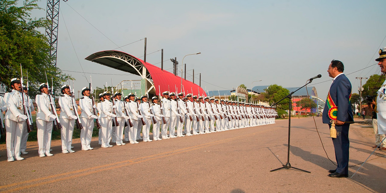 El presidente Luis Arce a su ingreso a la Sesión de Honor por los 181 años de creación del departamento de Beni, el viernes. Foto: Comunicación Presidencial