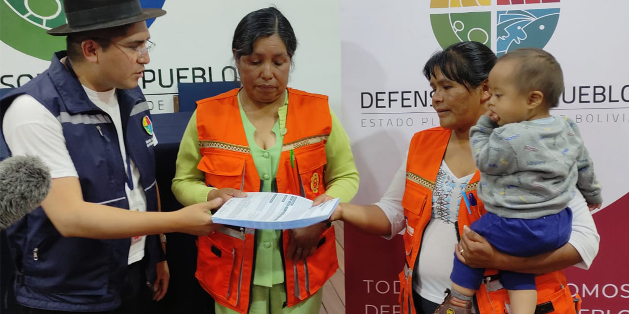 Defensoría del Pueblo entrega material a Promotoras Comunitarias para el registro de casos de violencia 