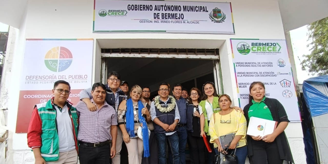 El defensor del pueblo Pedro Callisaya (centro) en la nueva oficina.  | Foto: Defensoría del Pueblo