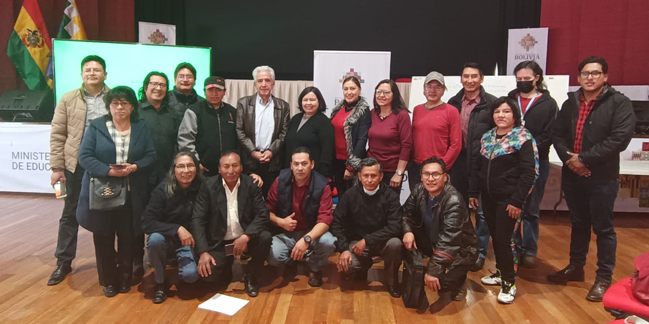 Cergio Prudencio, junto a los asistentes al Curso de Capacitación de Enseñanza Musical. | Foto: Ministerio de Educación