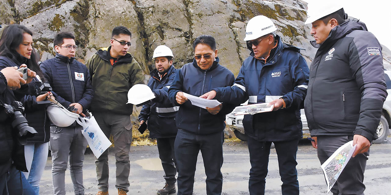 Autoridades estatales y técnicos, durante la inspección a los embalses de Epsas.  | Foto: APG