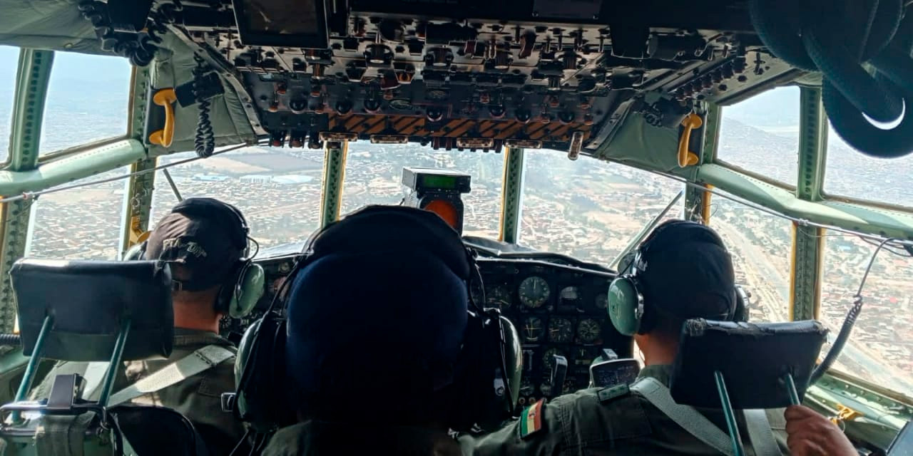 Pilotos del avión Hércules de las FFAA que participaron del operativo en Cochabamba, el 24 de octubre. Foto: Facebook Lucho Arce