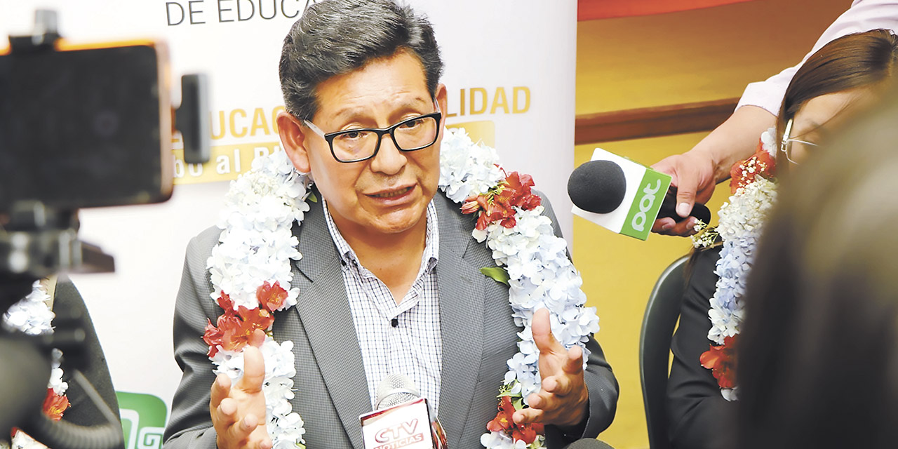 El ministro de Educación, Édgar Pary, durante un encuentro con la prensa.  | Foto: Min. Edu