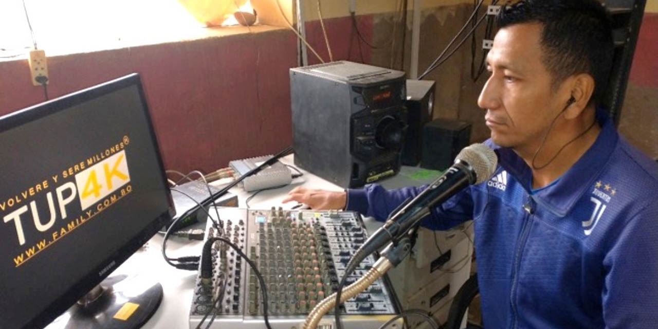 Un comunicador inicia su transmisión desde la radio Achiquiri Mapiri. | Foto: RPOs