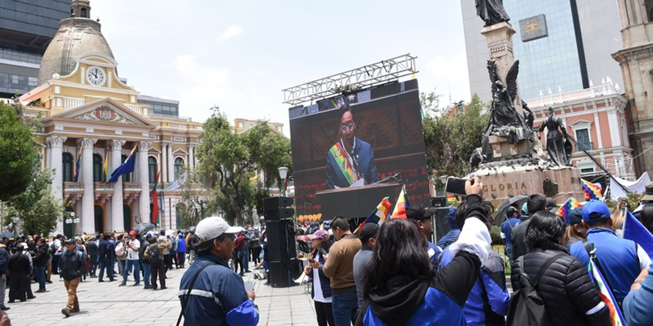 La población siguió el informe del presidente Arce. Foto: ABI