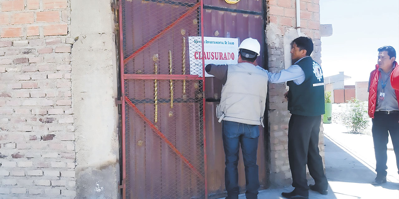 Funcionarios estatales clausuran una fábrica de sal en Oruro.  | Foto: MSyD