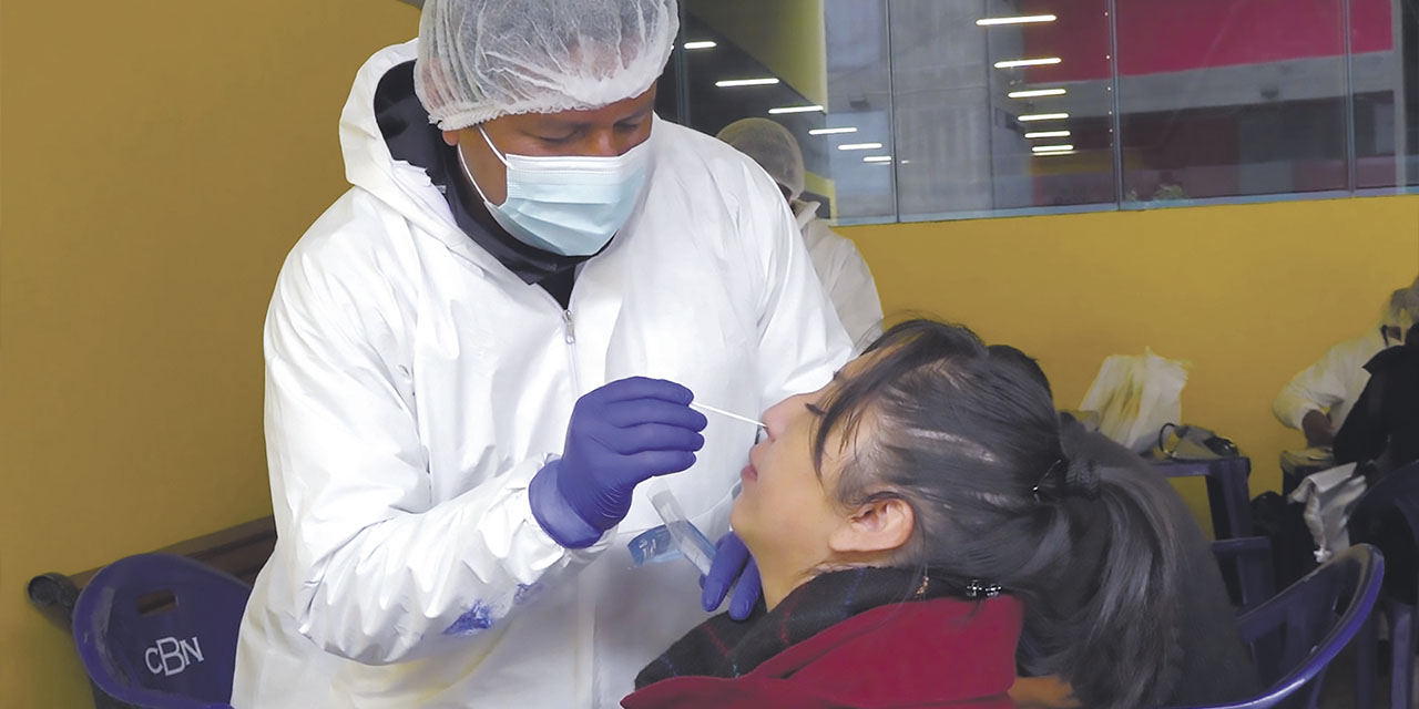 Personal de salud realiza pruebas de antígeno nasal para detectar Covid-19.  | Foto: MSyD