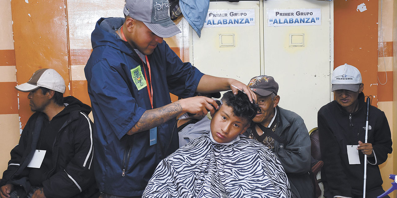 Una persona en situación de calle recibe un corte de cabello.  | Foto: APG