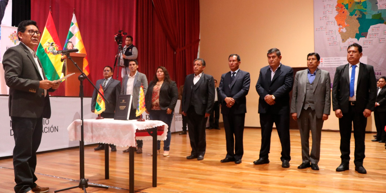 El ministro de Educación, Edgar Pary, posesiona a los nuevos directores departamentales de Educación. Foto: MdE