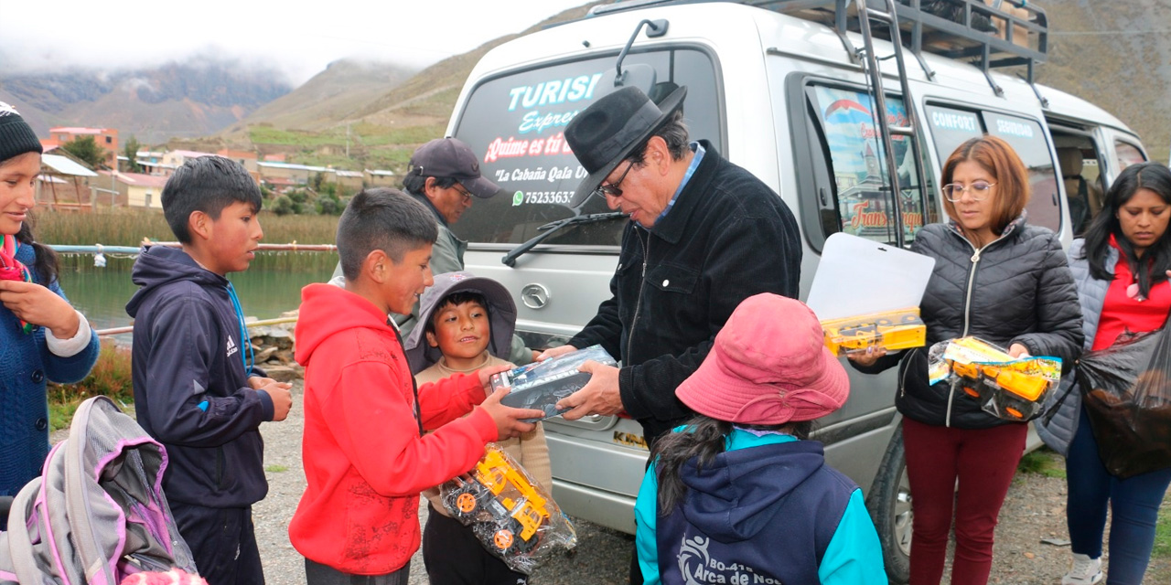 Entrega de regalos. (Foto: FC-BCB)