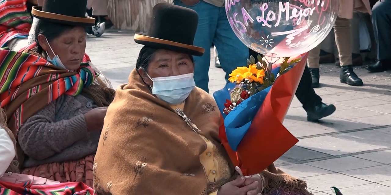 Muchos eligen ramos de flores para regalar a los graduados. Imagen: Captura.