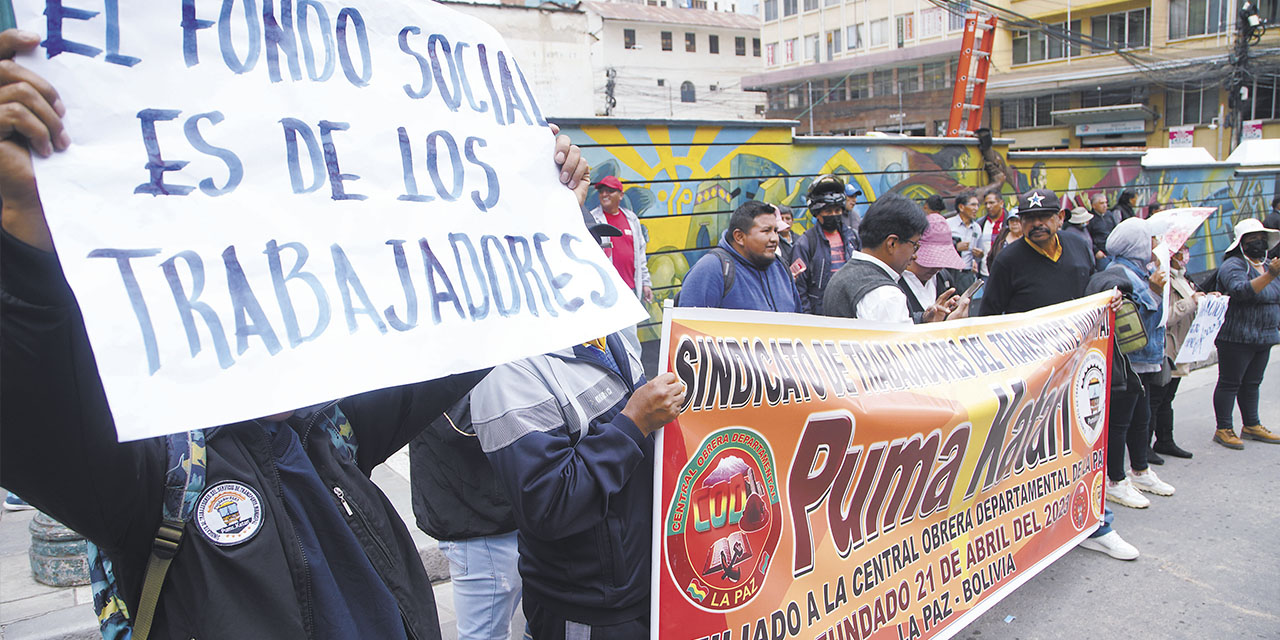 Los trabajadores durante la protesta.  | Foto: Jorge Mamani