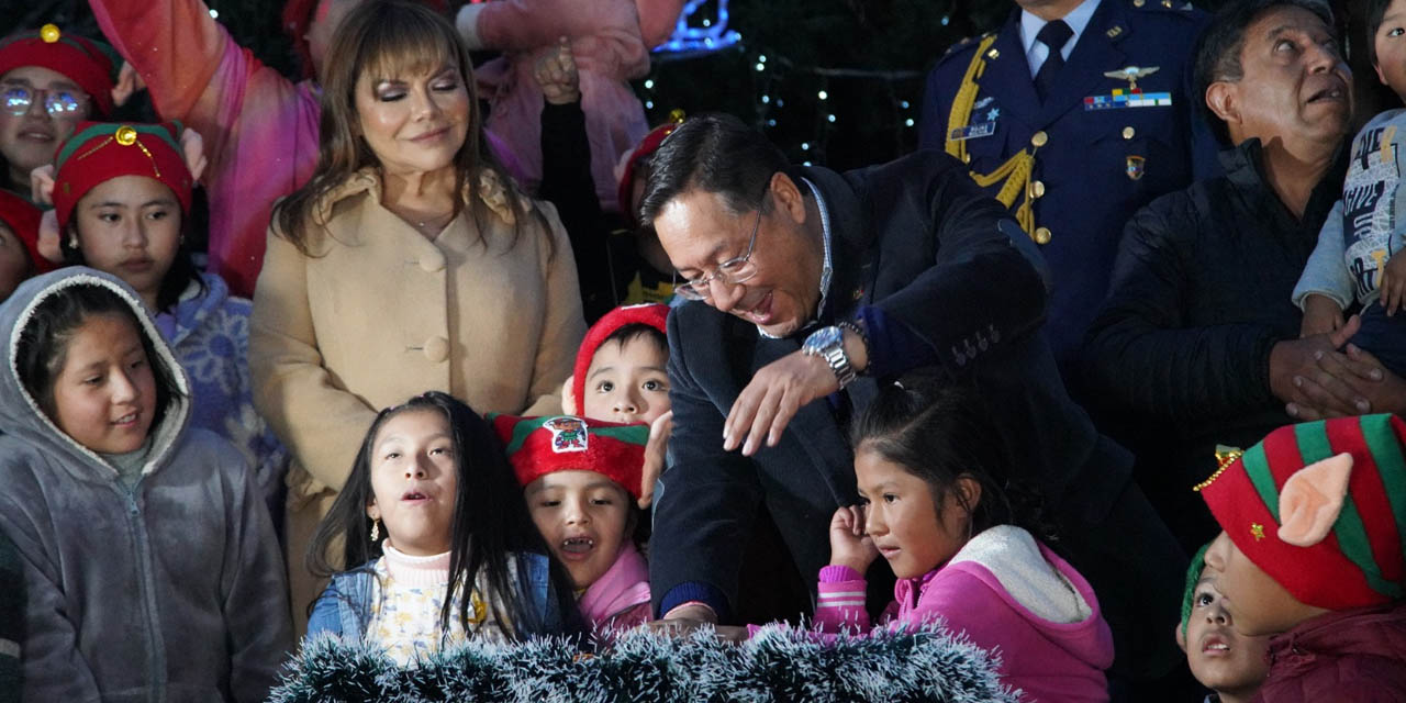 El Jefe de Estado comparte con niñas y niños, al lado de su esposa, Lourdes Brígida Durán de Arce. | Foto: Jorge Mamani