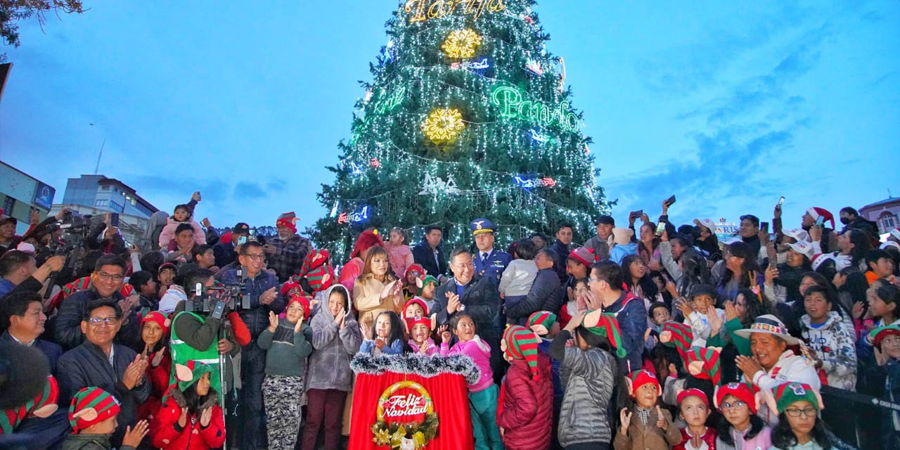 Lucho junto a niñas y niños  en ocasión  de la fiesta de Navidad, en la plaza Murillo de la ciudad de La Paz. | Foto: Presidencia