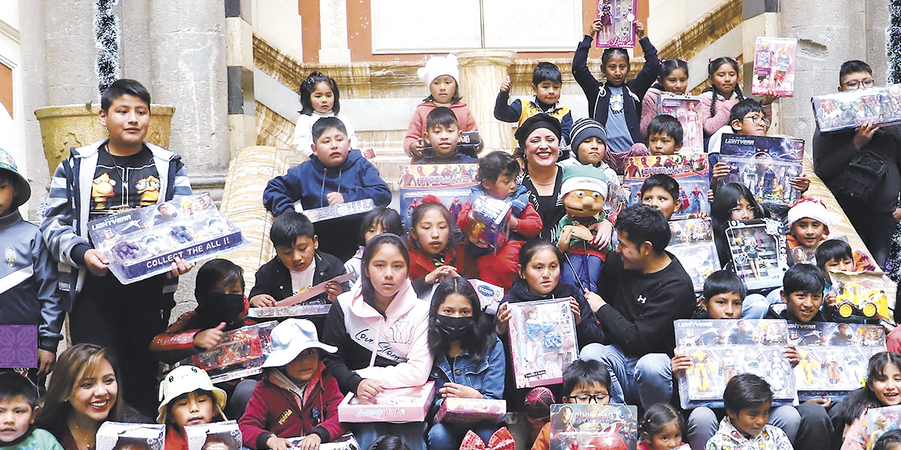 La ministra María Nela Prada y el viceministro Álvaro Ruiz posan junto a los niños que recibieron su regalo. | Foto: Presidencia