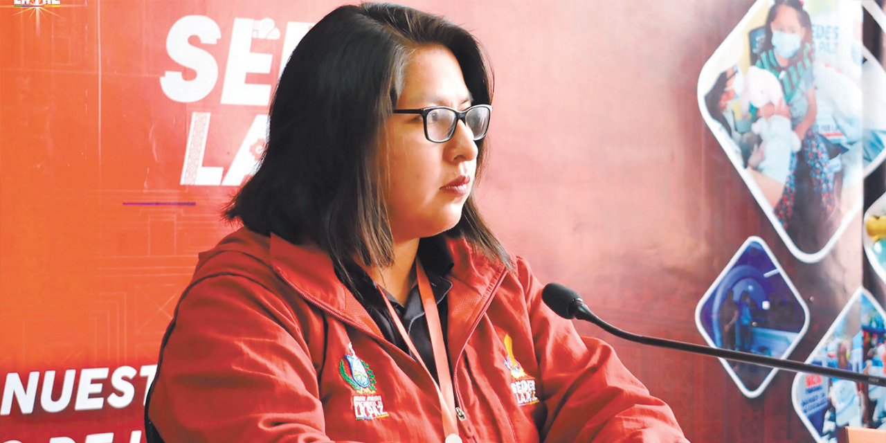 La jefa de la Unidad de Epidemiología del Sedes La Paz, Gabriela Mamani, durante la conferencia de prensa. Foto: RRSS