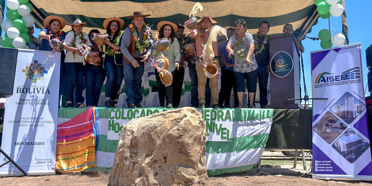 Autoridades de diferentes niveles del Estado, así como de organizaciones sociales, durante el acto. 