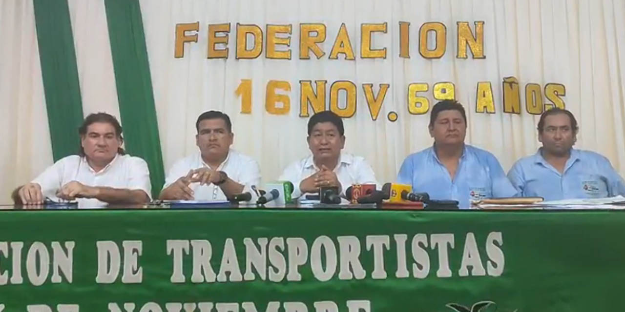 El ministro de Obras Públicas en conferencia de prensa.