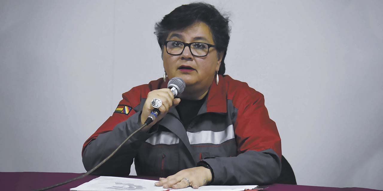 La ministra de Trabajo, Verónica Navia, durante la conferencia. | Foto: Gonzalo Jallasi