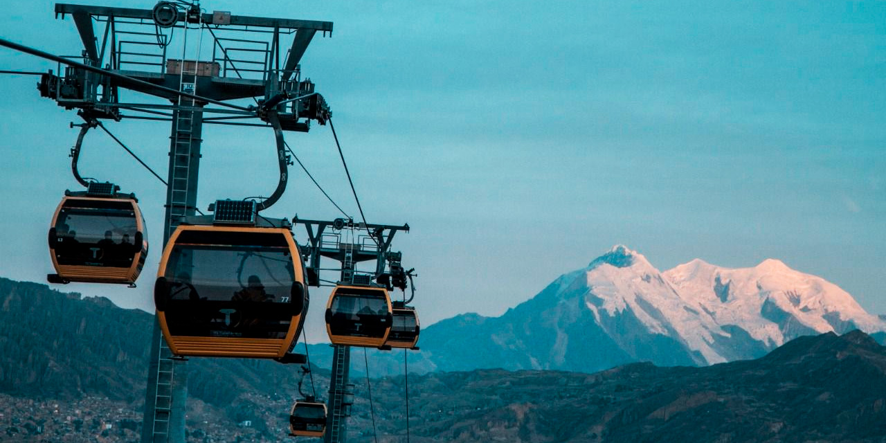 Las cabinas de la Línea Amarilla de Mi Teleférico que unen a las ciudades de La Paz y El Alto. Foto: Mi Teleférico