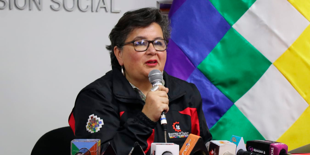 Foto: La ministra de Trabajo, Verónica Navia, en conferencia de prensa. | Foto: MTEyPS