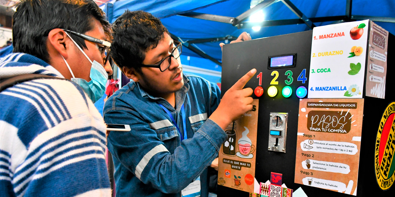 Un estudiante muestra su proyecto en una exposición en la ciudad de La Paz. Foto: Ministerio de Educación