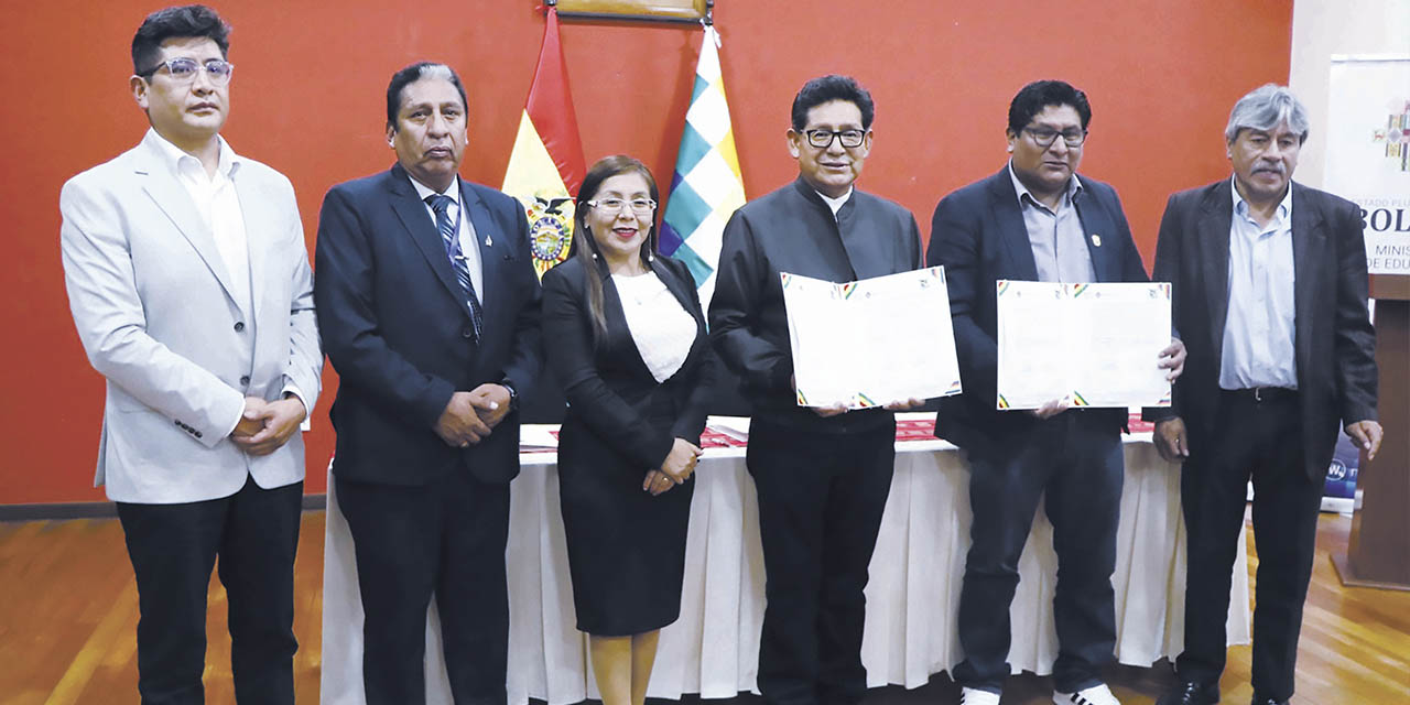 Titulares de ambas entidades después de la firma del convenio.  | Foto: Ministerio de Educación