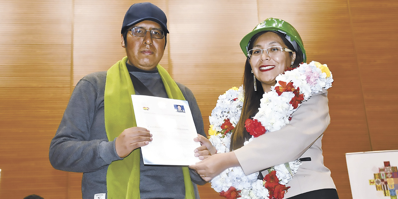 La viceministra de Educación Alternativa y Especial, Viviana Mamani, junto a una de las personas certificadas.   | Foto: ME