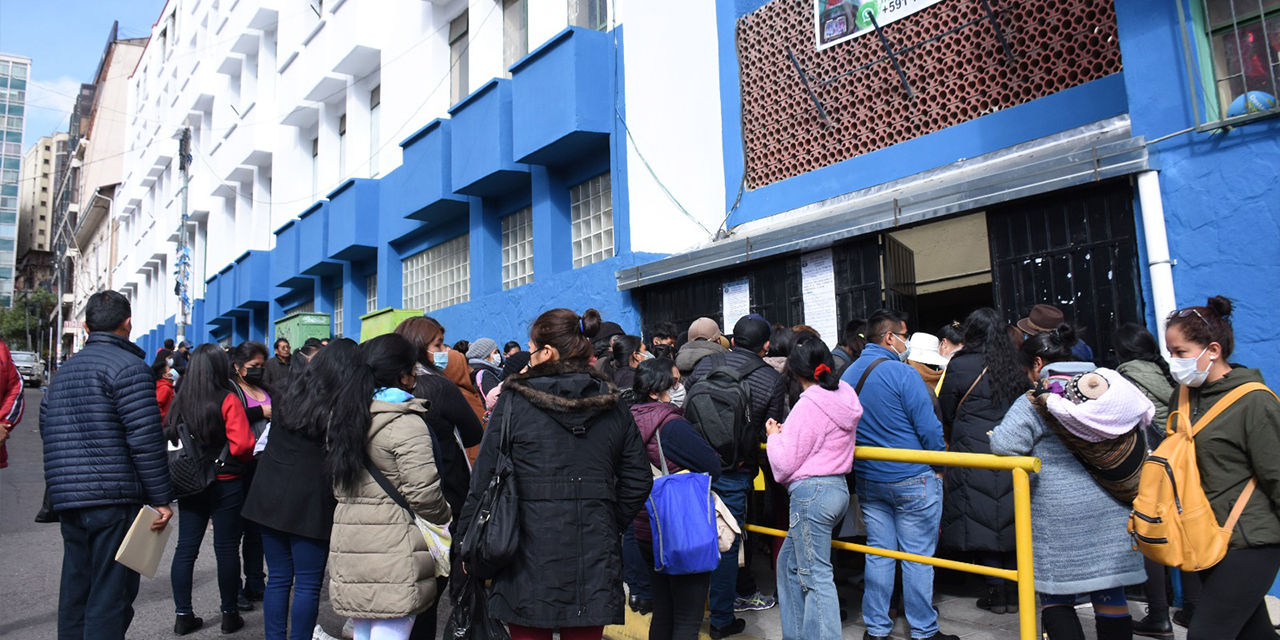 Padres de familia acuden a las unidades educativas para la inscripción de los estudiantes. // Foto: Jorge Mamani