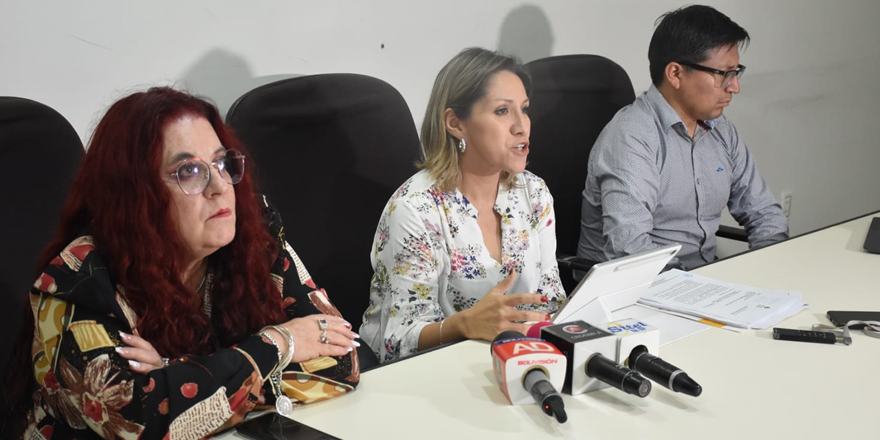 La viceministra interina de Gestión del Sistema de Salud, Mariana Ramírez (centro), en conferencia de prensa