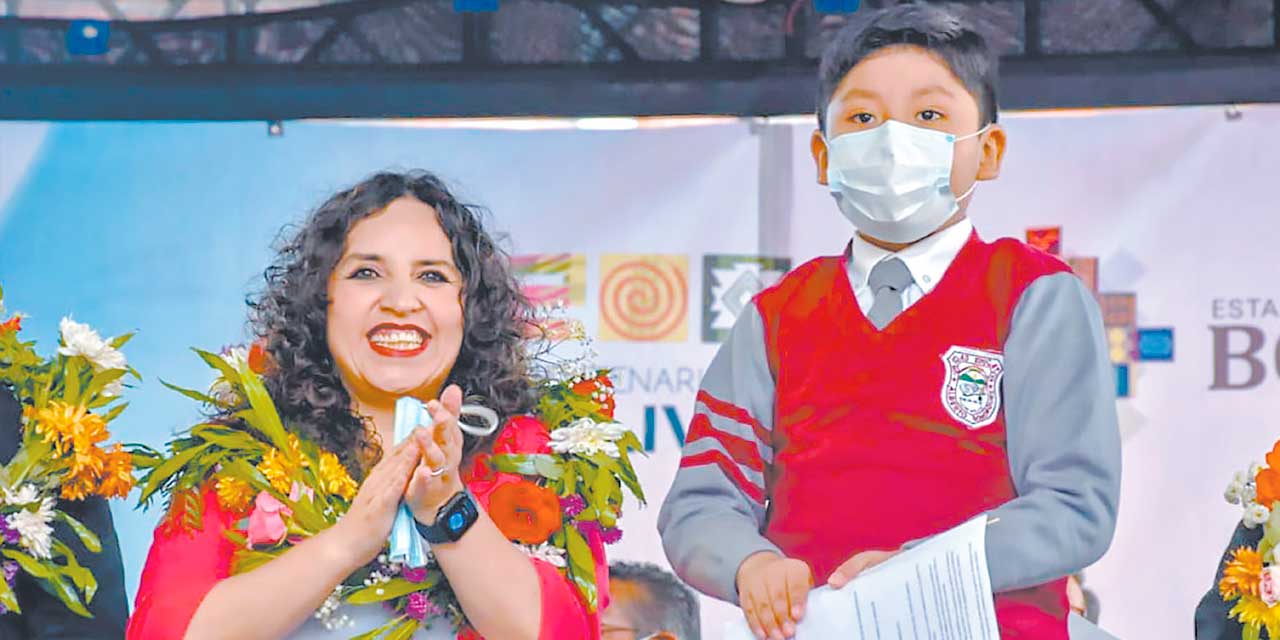 La ministra de Salud, María Renée Castro, inauguró la gestión educativa 2024 en Chuquisaca. FOTO:  Ministerio de Salud