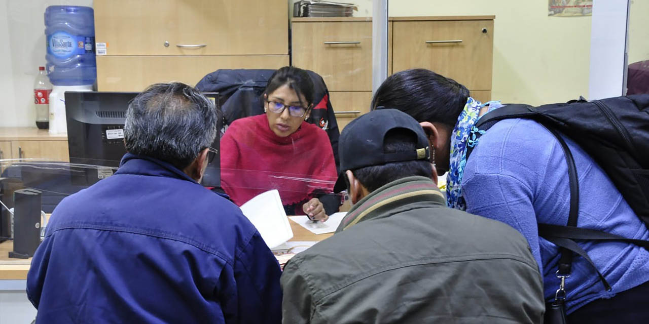 Trabajadores reciben orientación en el Ministerio de Trabajo. | Foto: MTyPS