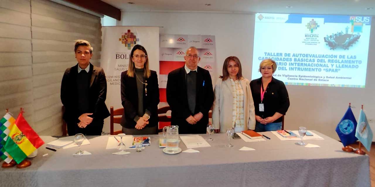 Las autoridades que participan en el taller de autoevaluación.  Foto:  Ministerio de Salud