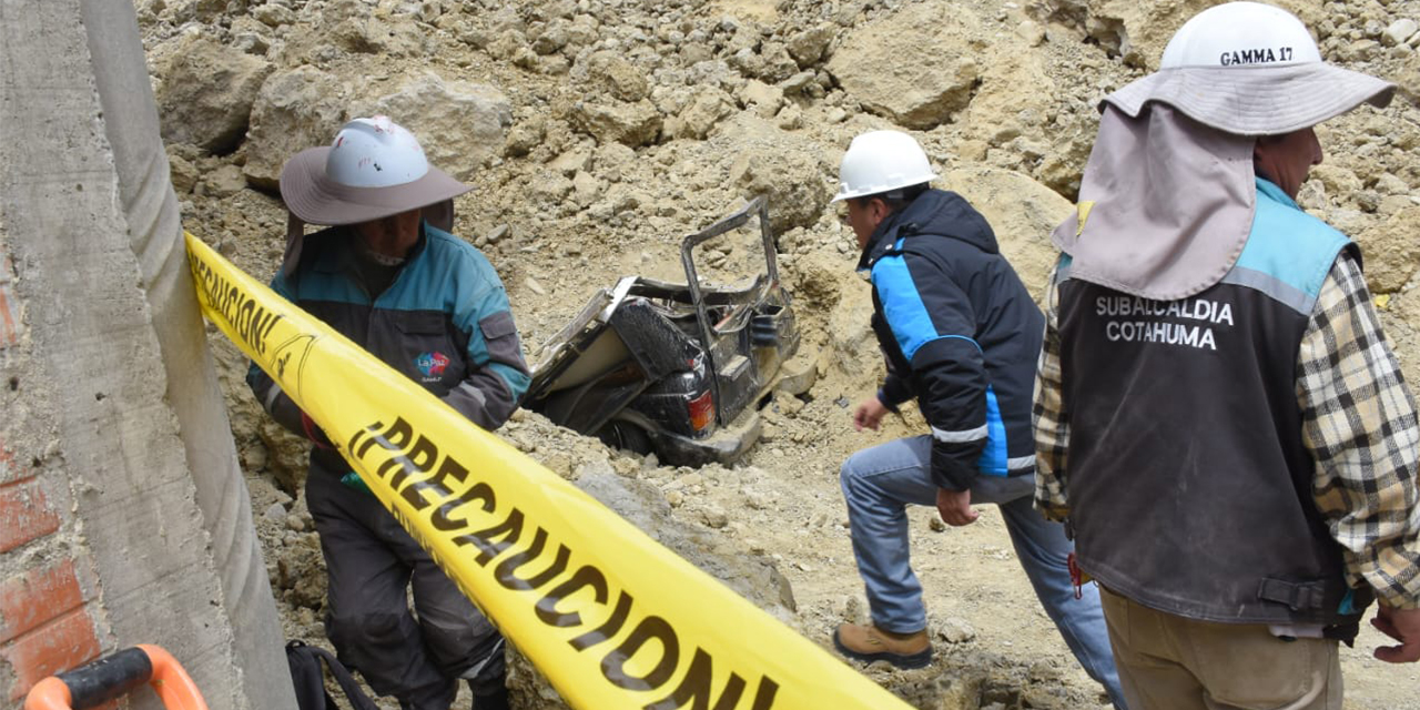 Deslizamiento de talud entierra dos vehículos, afecta a cuatro casas y deja un herido en Sopocachi