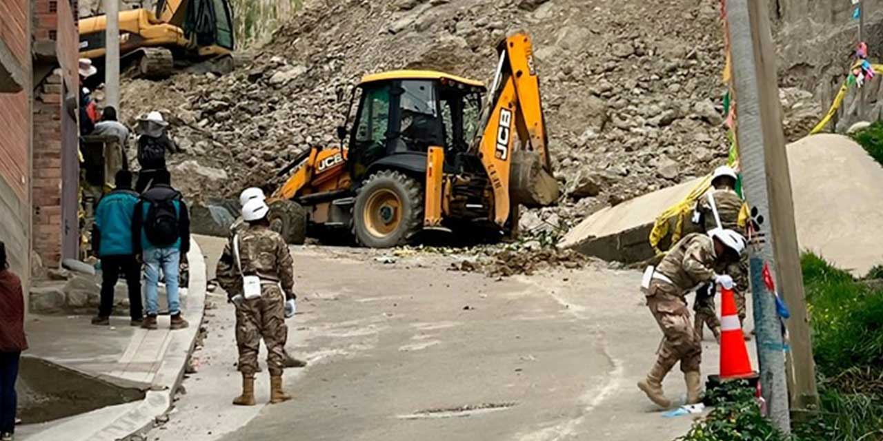 Trabajos de remoción de tierra en la zona Jinchupalla, con el apoyo del grupo de rescate SAR FAB Illimani. Foto:  Roxana Pérez Del Castillo