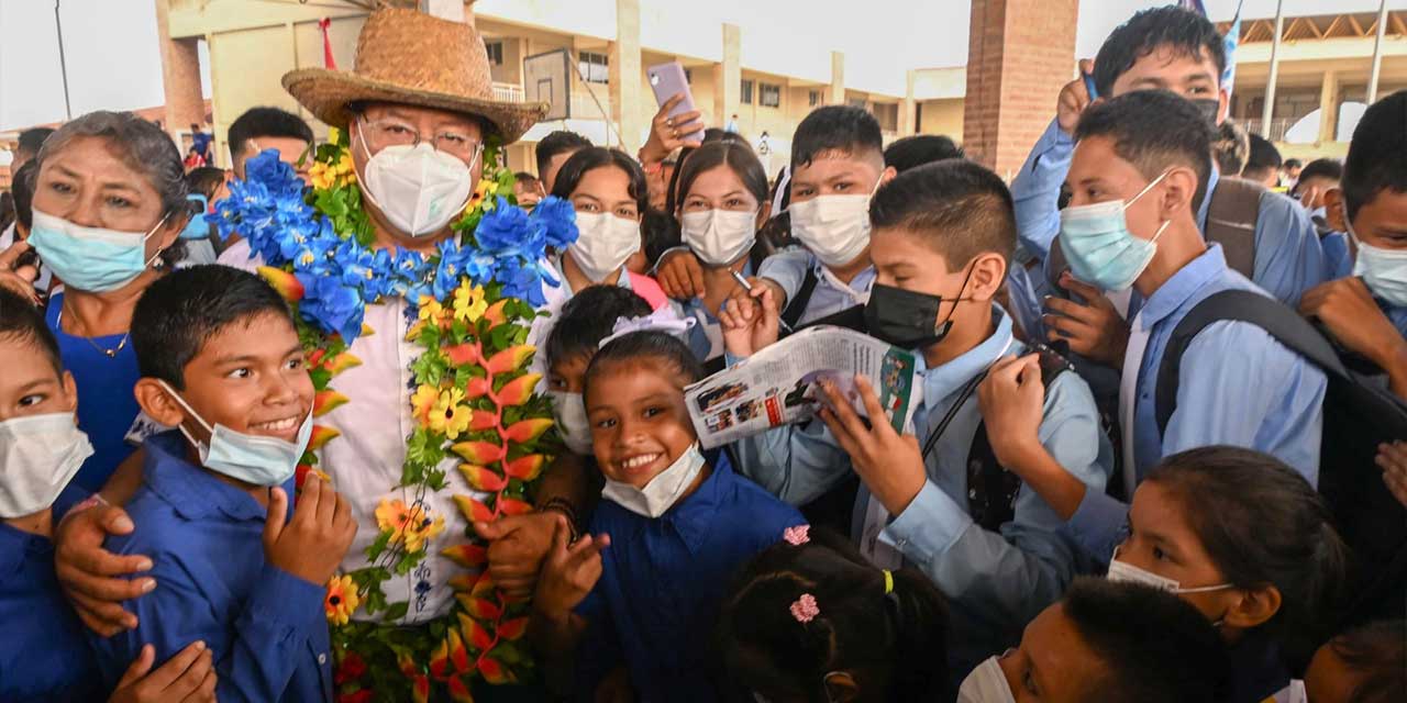 El Presidente con estudiantes de la ciudad de Trinidad. FOTO:  presidencia