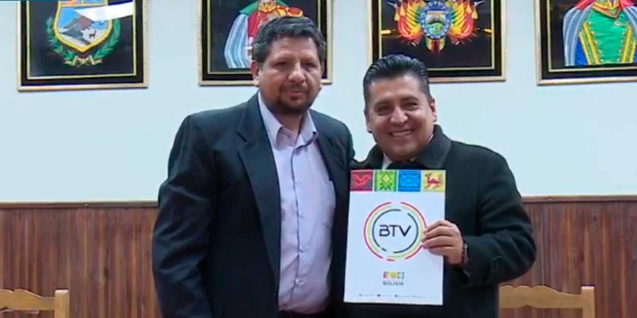 Los representantes luego de la firma del acuerdo. Foto:  Captura btv