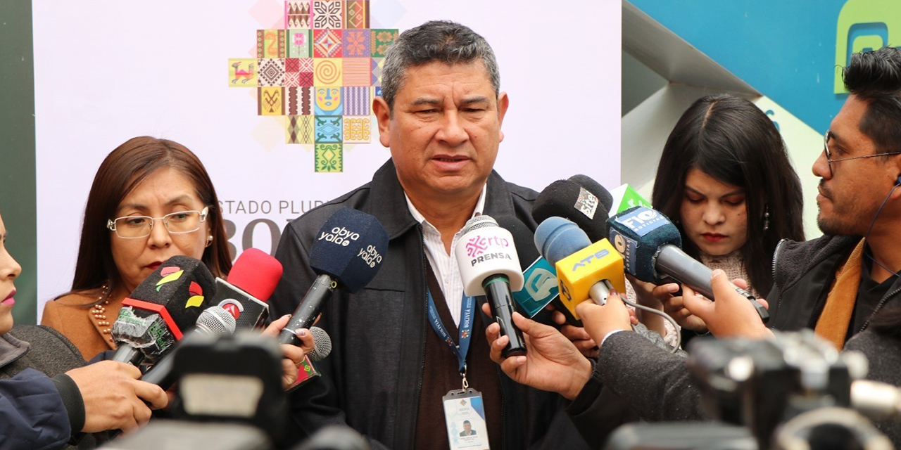 El viceministro de Educación Regular, Manuel Eudal Tejerina, en conferencia de prensa. Foto:  Ministerio de Educación