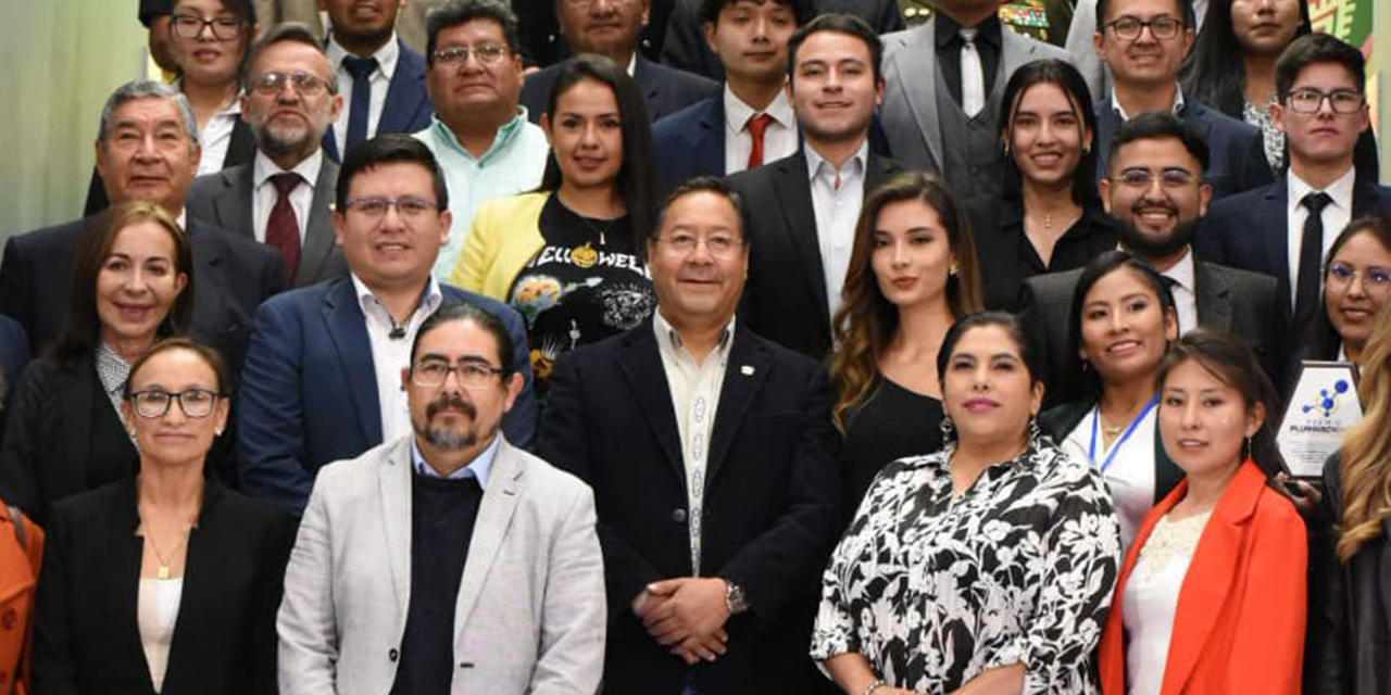 El presidente Luis Arce junto a los premiados en la Casa Grande del Pueblo, en La Paz. Foto: GUSTAVO TICONA