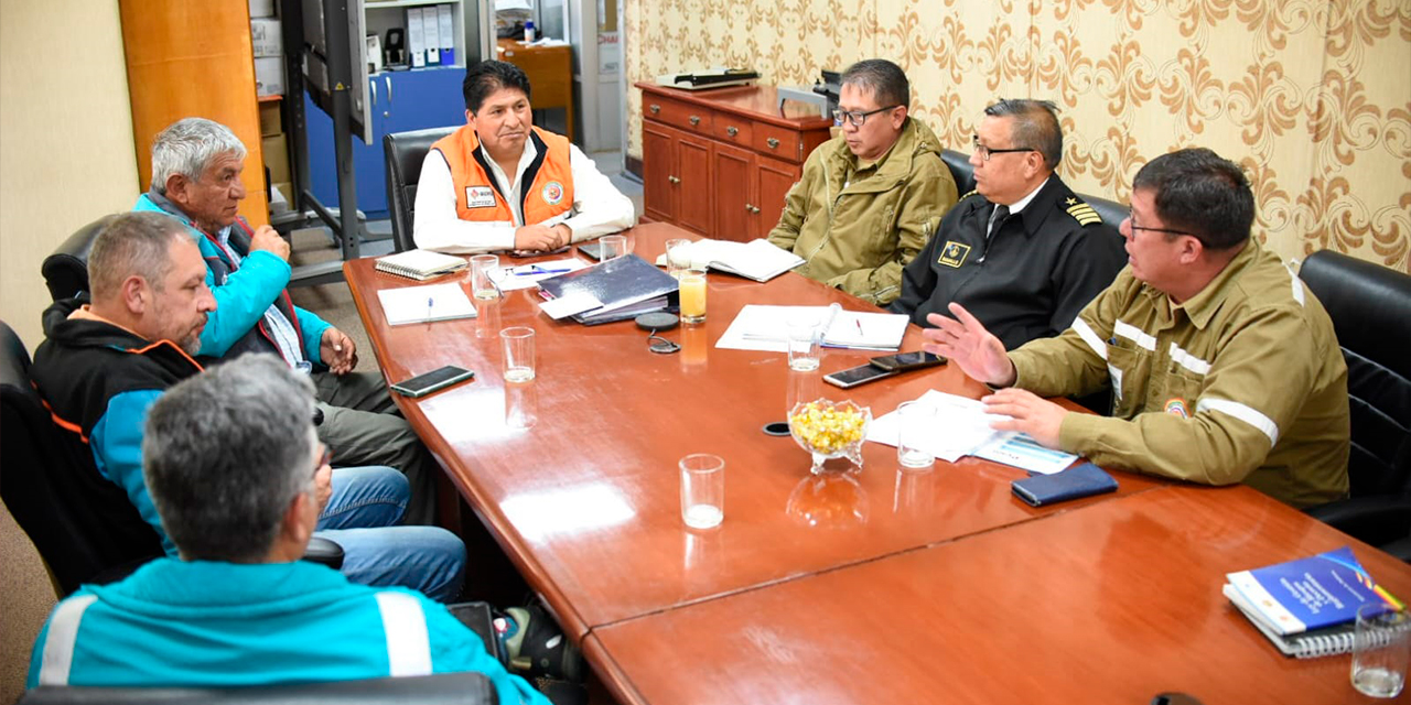 Autoridades municipales, de las Fuerzas Armadas y estatales se reunieron para coordinar acciones ante las emergencias en La Paz. Foto: Gustavo Ticona