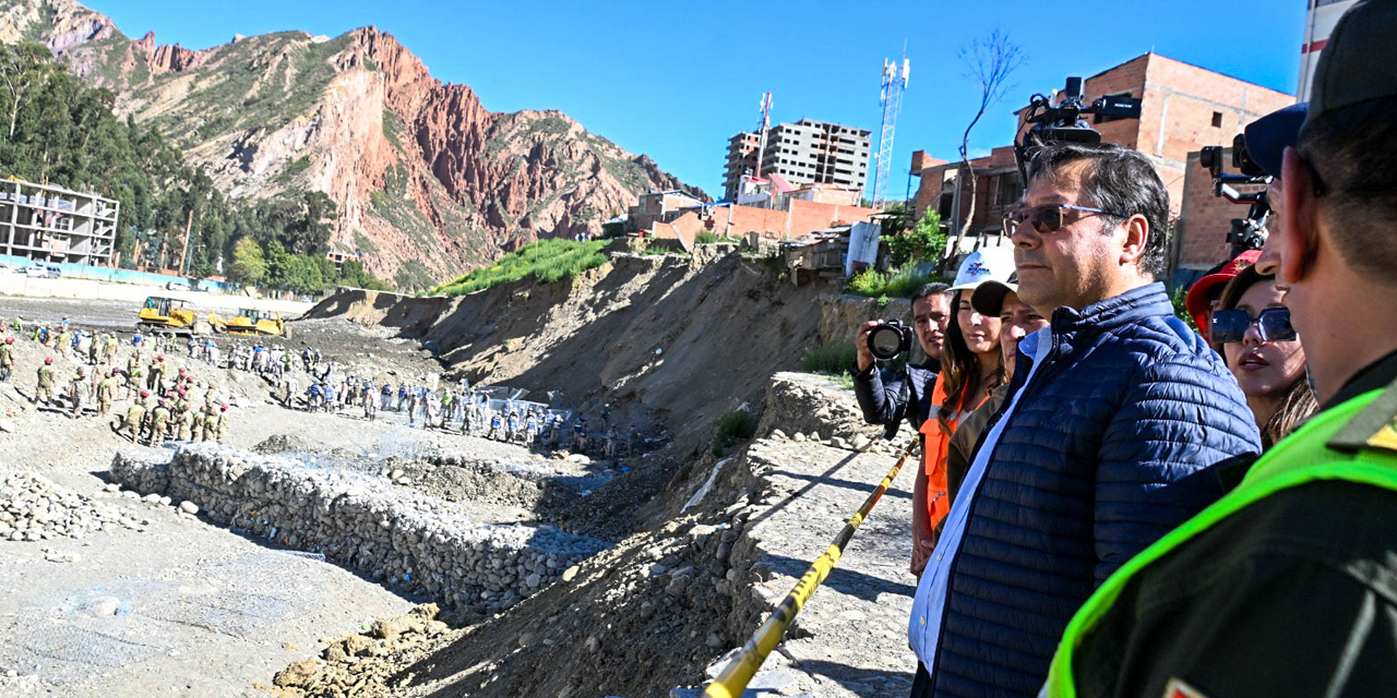 El presidente Luis Arce en la zona Gramadal, en La Paz, que fue afectada por el desborde de un río.