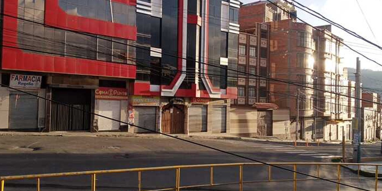 Una de las calles vacías en la ciudad de La Paz