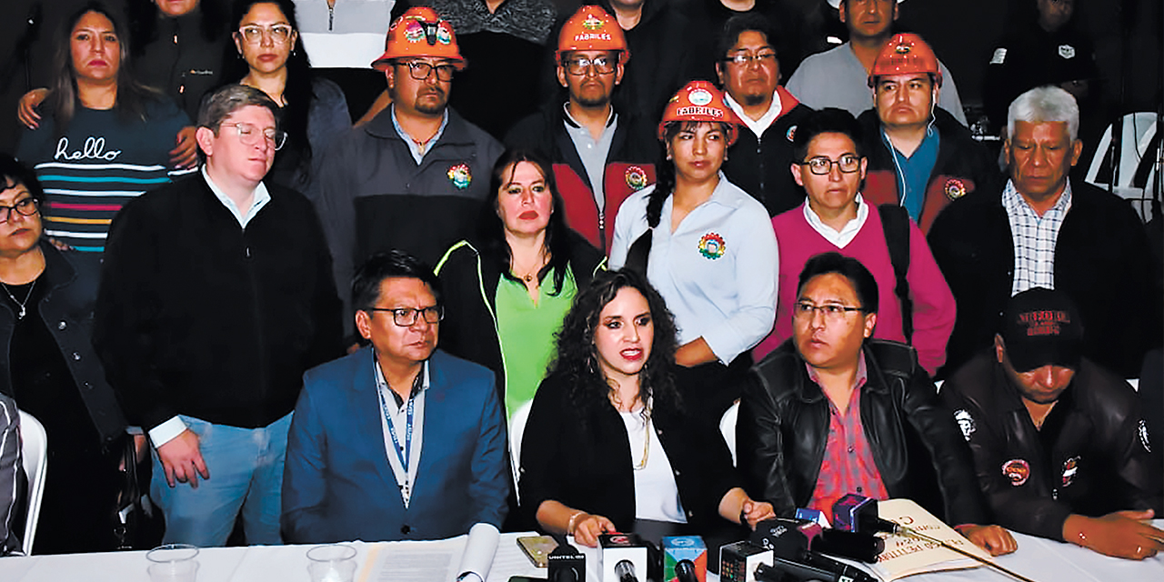 Autoridades estatales de Salud y líderes sindicales, durante el evento. Foto: Ministerio de Salud