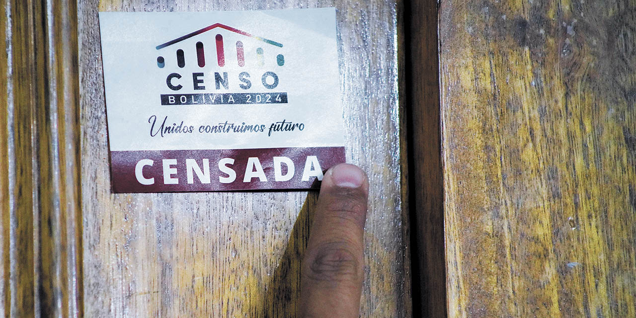 Cada uno de los más de 577 mil censistas voluntarios portarán los stickers que identifican a los hogares censados.  | Foto: Jorge Mamani