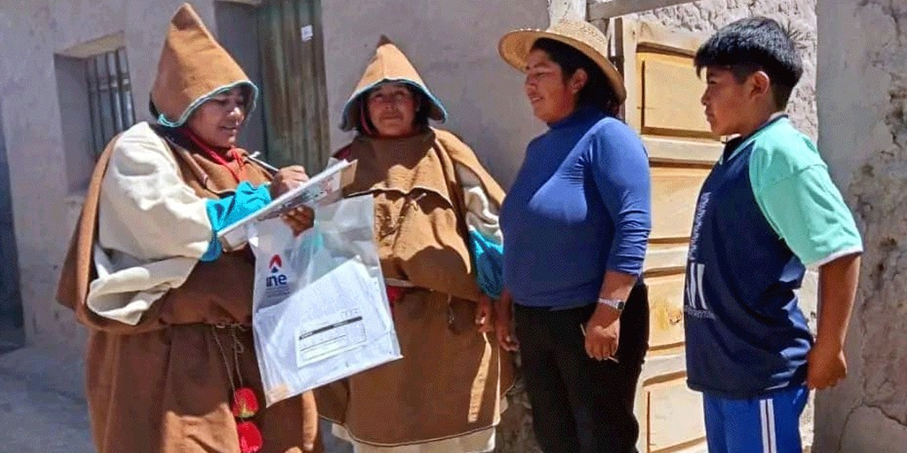 Una censista voluntaria en la autonomía indígena Uru Chipaya, en Oruro. Foto: Facebook Lucho Arce